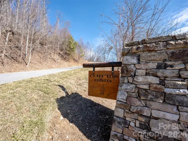 506 Southcliff Pkwy, Fairview, NC 28730