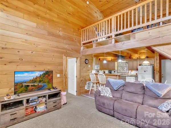 30 Edgewater LN, Maggie Valley, NC 28751