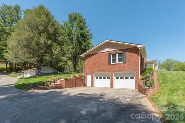 96 Tower LN, Waynesville, NC 28786