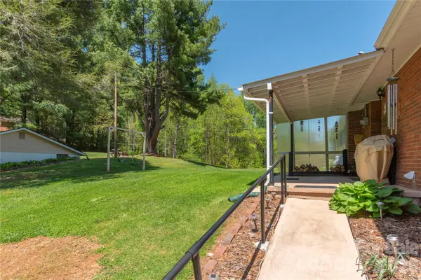 96 Tower LN, Waynesville, NC 28786