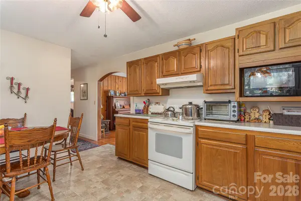96 Tower LN, Waynesville, NC 28786