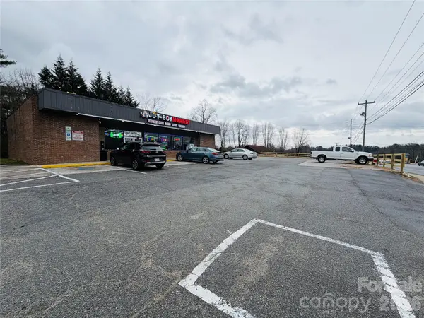 2020 Asheville HWY, Hendersonville, NC 28791
