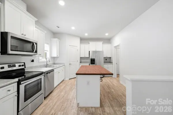 138 Lone Eagle LN, Hendersonville, NC 28739