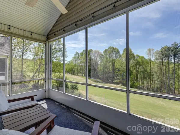 2208 E Cumming Woods LN, Hendersonville, NC 28739