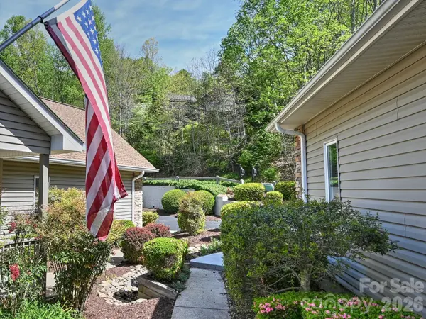 2208 E Cumming Woods LN, Hendersonville, NC 28739