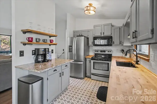 30 Whipporwill DR, Weaverville, NC 28787