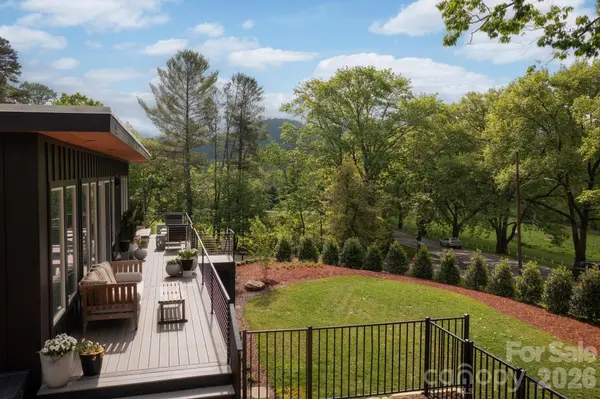 8 Midland DR, Asheville, NC 28804