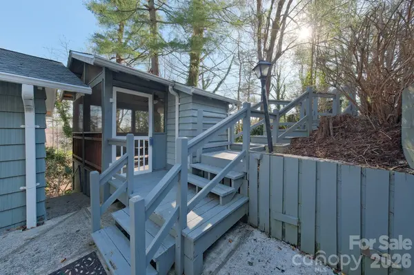 71 Norfolk LN, Laurel Park, NC 28739