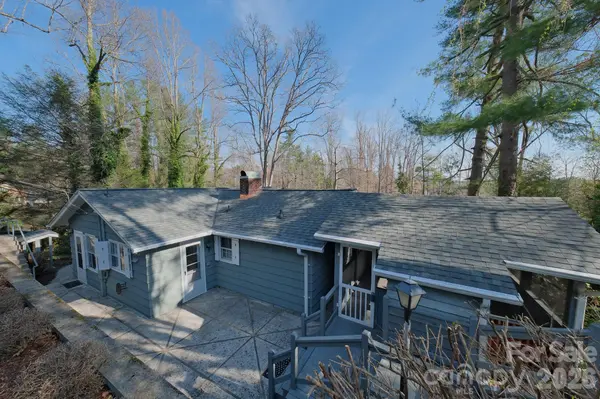 71 Norfolk LN, Laurel Park, NC 28739
