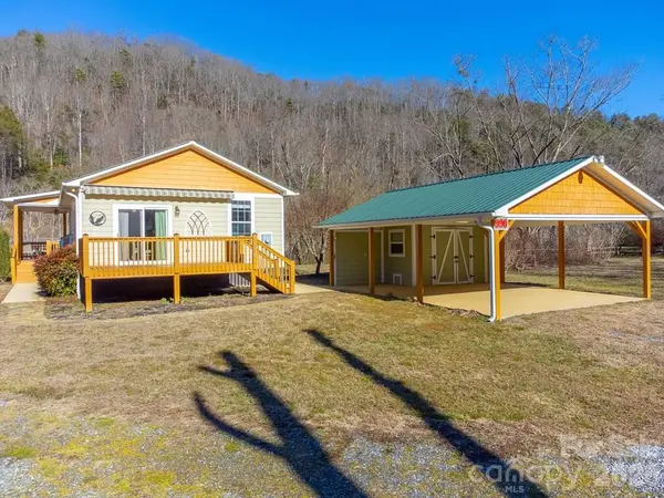 990 Hornet DR, Whittier, NC 28789