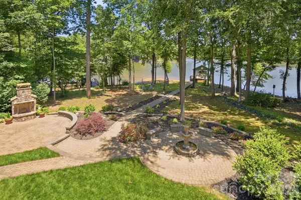 932 Thorn Ridge LN, Clover, SC 29710