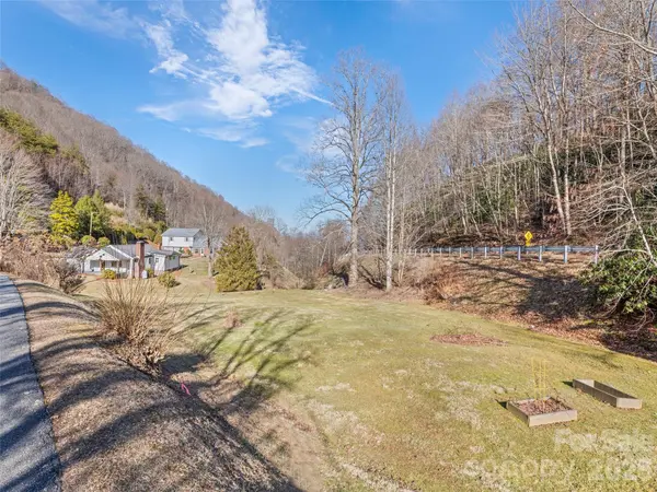 9 Whitted RD, Canton, NC 28716