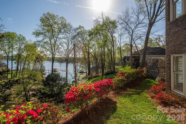 103 Shelter Cove LN, Mooresville, NC 28117