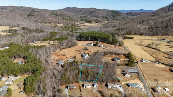 000 Eagles Nest DR #8, Marion, NC 28752