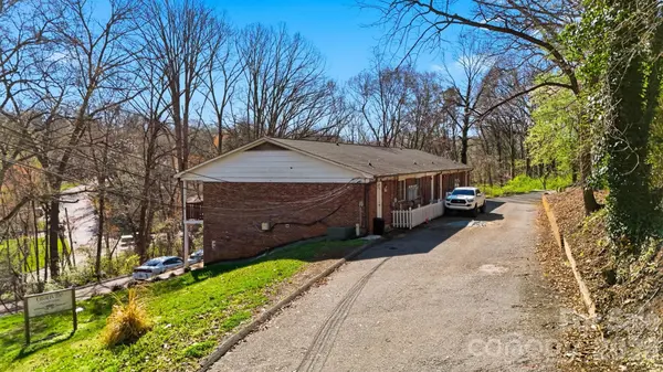 1075 7th AVE NW, Hickory, NC 28601