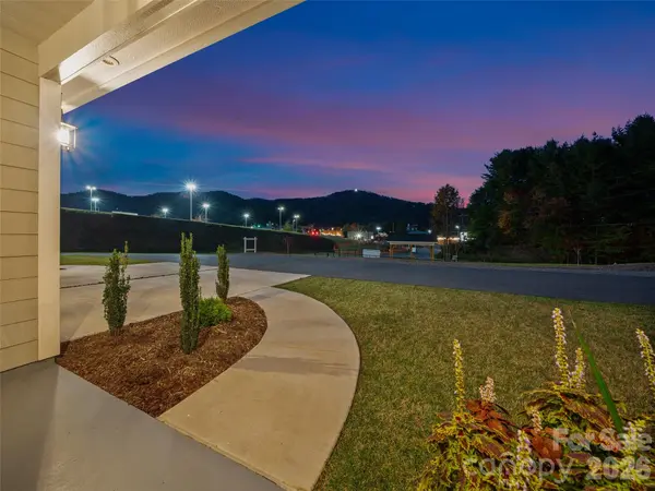 100 Red Twig LN #103, Burnsville, NC 28714