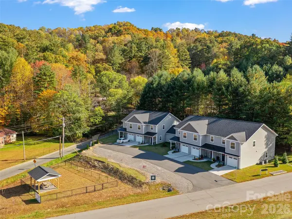 100 Red Twig LN #Unit 102, Burnsville, NC 28704