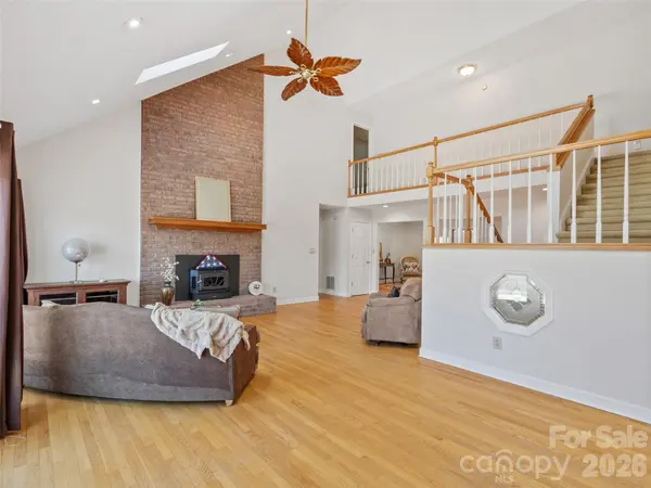126 Hillcrest DR, Barnardsville, NC 28709