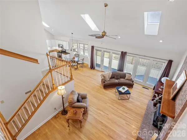 126 Hillcrest DR, Barnardsville, NC 28709