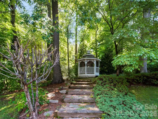 110 Glengary DR, Flat Rock, NC 28731