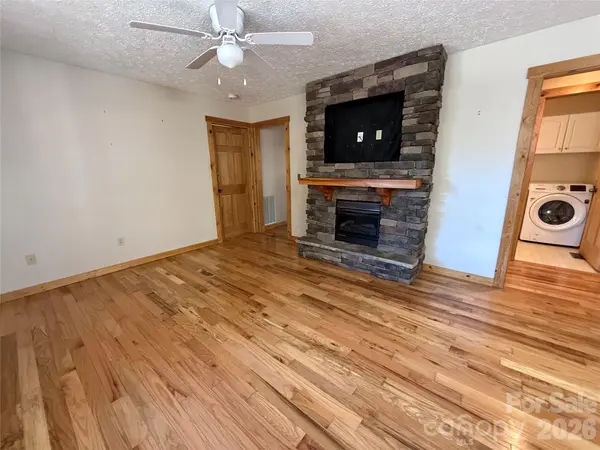 215 Pinellas LN, Waynesville, NC 28785