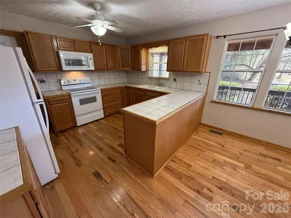 215 Pinellas LN, Waynesville, NC 28785