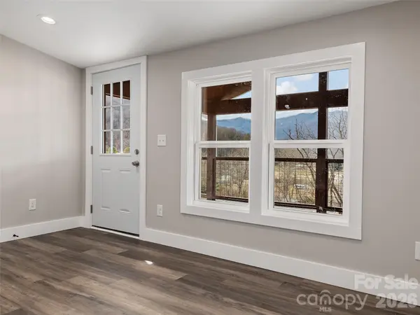 22 Honey Locust LN, Candler, NC 28715