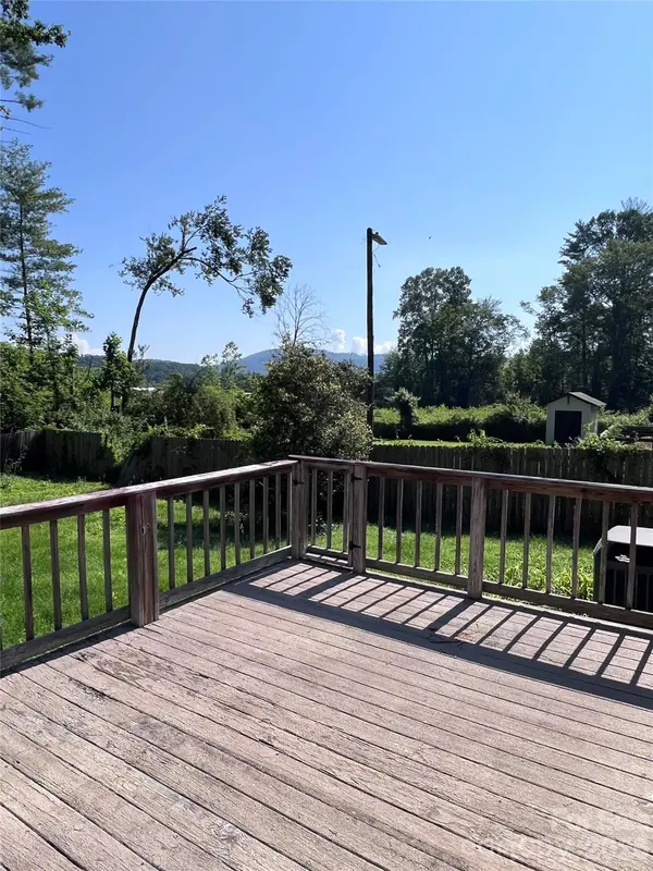 150 Piney Ridge DR, Hendersonville, NC 28791