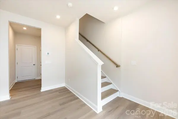 909 Archway LN, Charlotte, NC 28217