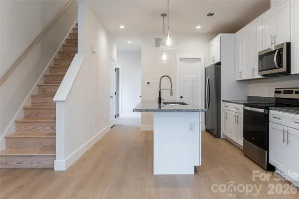 4 Wyndom LN, Asheville, NC 28805
