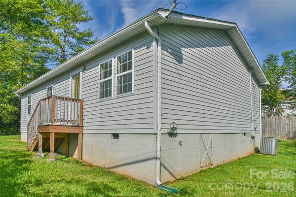 12 Moody ST, Candler, NC 28715
