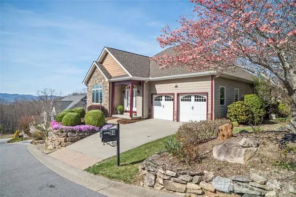 84 Deep Valley LN, Hendersonville, NC 28791