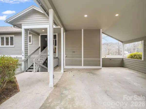 303 Golfside DR, Flat Rock, NC 28731