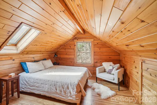 307 Roaring Creek LN, Waynesville, NC 28786