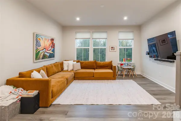 924 Broad River LN, Charlotte, NC 28211