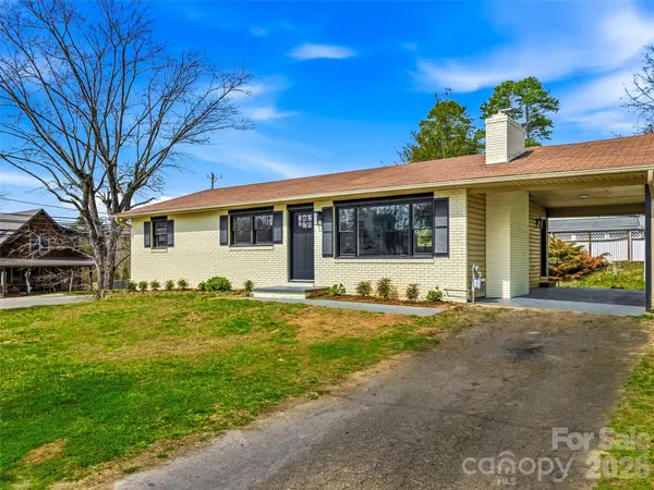 2 Oakland ST, Weaverville, NC 28787