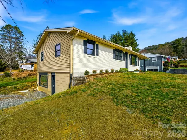 2 Oakland ST, Weaverville, NC 28787
