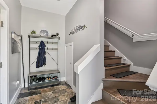 8 Apple LN, Asheville, NC 28804