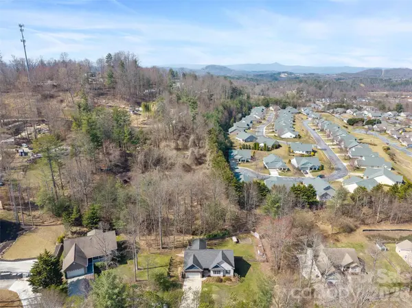 163 Oak Apple LN, Hendersonville, NC 28792