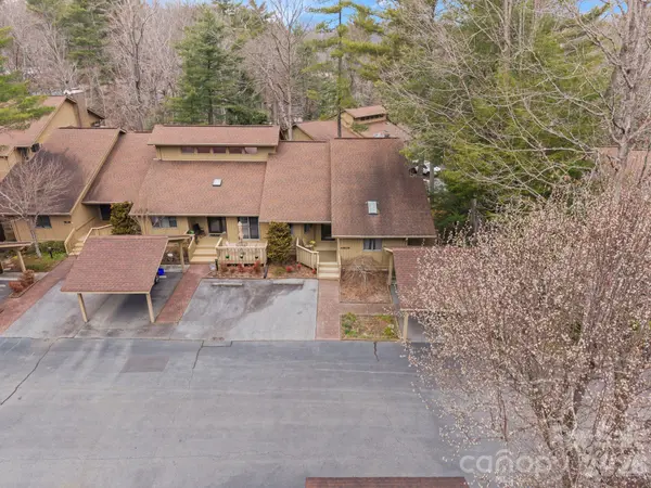301 N Scarlet Oak LN, Hendersonville, NC 28791