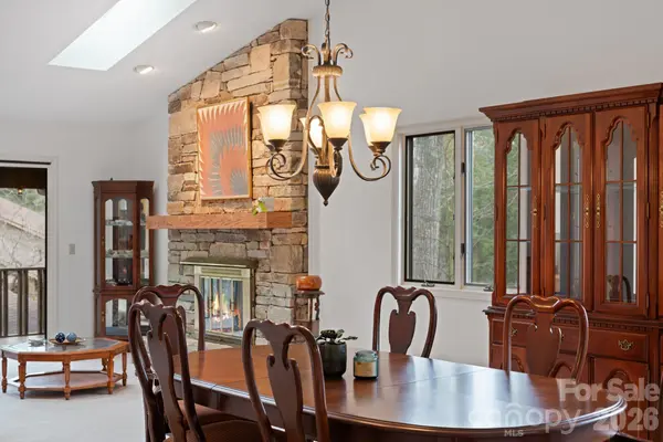 301 N Scarlet Oak LN, Hendersonville, NC 28791