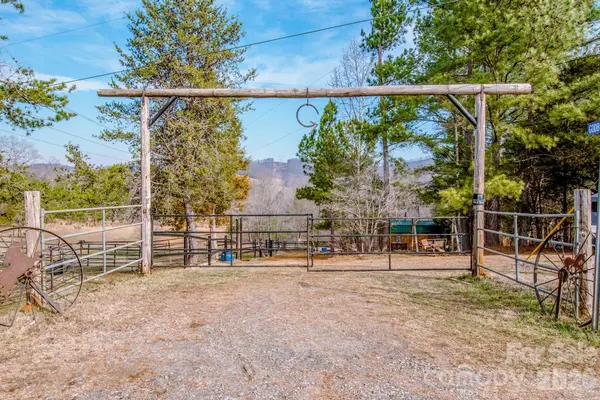 508 Liles LN, Hiddenite, NC 28636