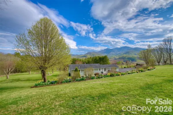 220 Grand View LN, Burnsville, NC 28714
