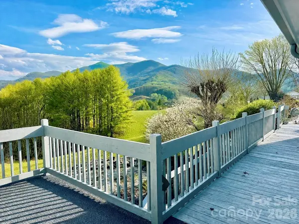 220 Grand View LN, Burnsville, NC 28714