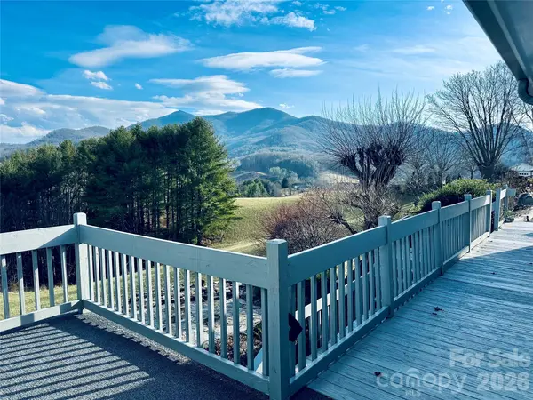 220 Grand View LN, Burnsville, NC 28714