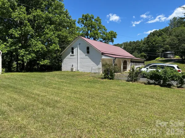 262 Blackberry LN, Bakersville, NC 28705
