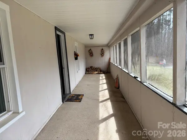 262 Blackberry LN, Bakersville, NC 28705