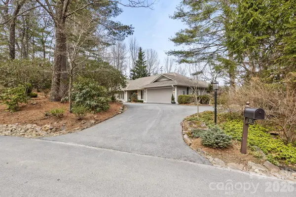 171 Old Hillside LN, Flat Rock, NC 28731