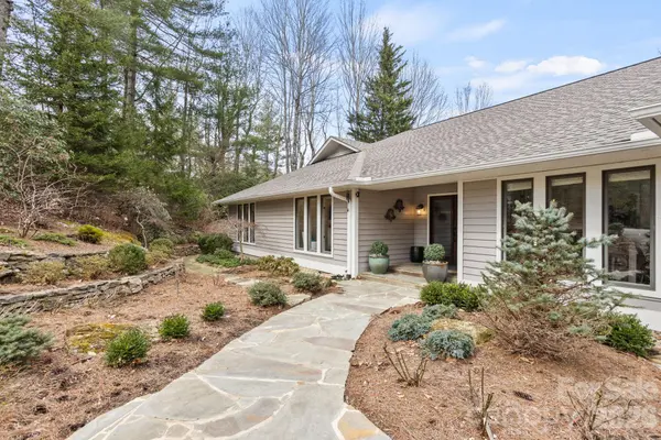 171 Old Hillside LN, Flat Rock, NC 28731