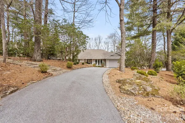 171 Old Hillside LN, Flat Rock, NC 28731